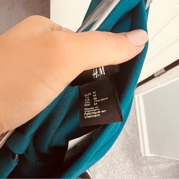 With Tags H&M Cerulean Blue Knee length High waisted flowy skirt size medium - Picture 4 of 5